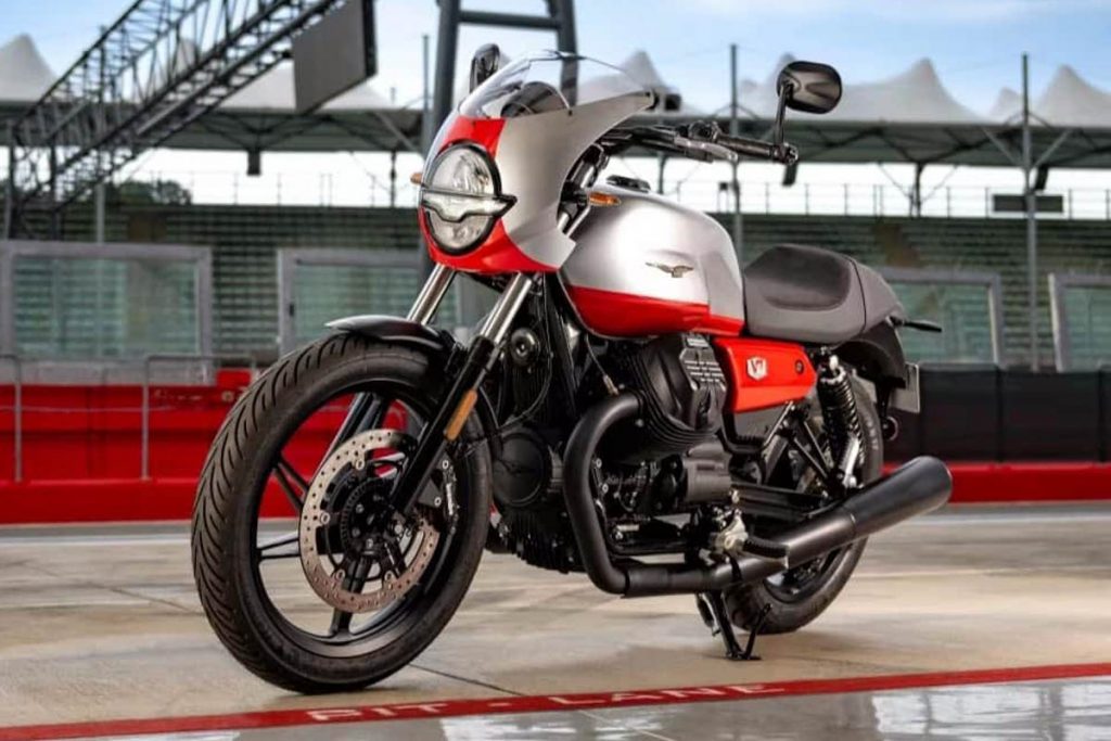 Moto Guzzi v7 девушка